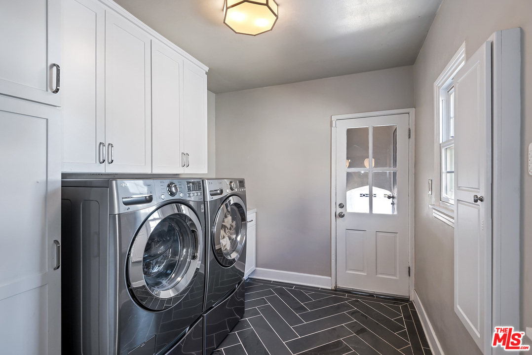 1307 South Rimpau Boulevard Los Angeles, CA 90019 - Photo 15 of 54