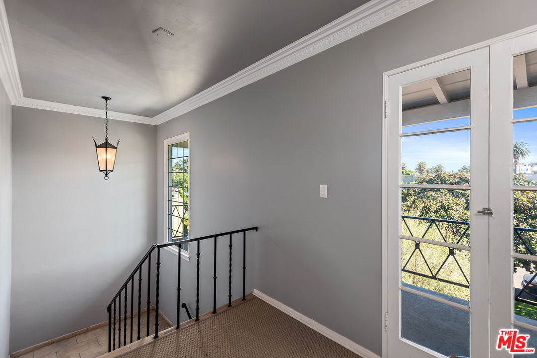 1307 South Rimpau Boulevard Los Angeles, CA 90019 - Photo 25 of 54