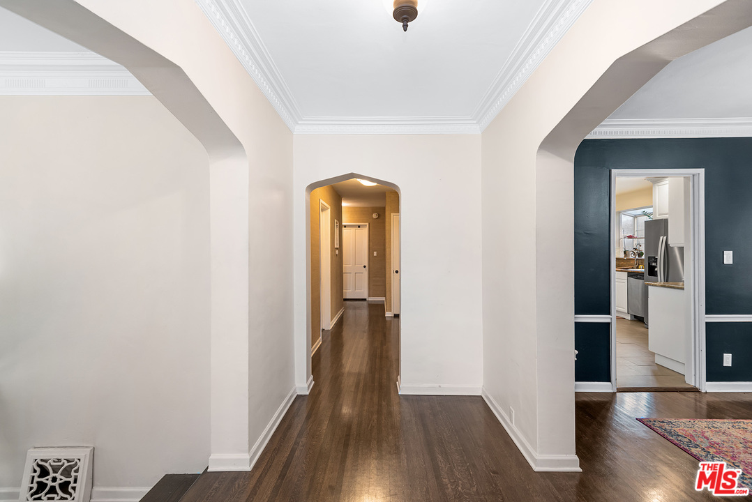 1307 South Rimpau Boulevard Los Angeles, CA 90019 - Photo 30 of 54