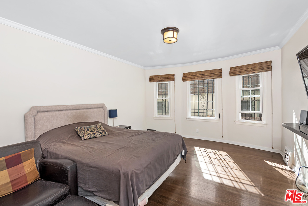 1307 South Rimpau Boulevard Los Angeles, CA 90019 - Photo 36 of 54
