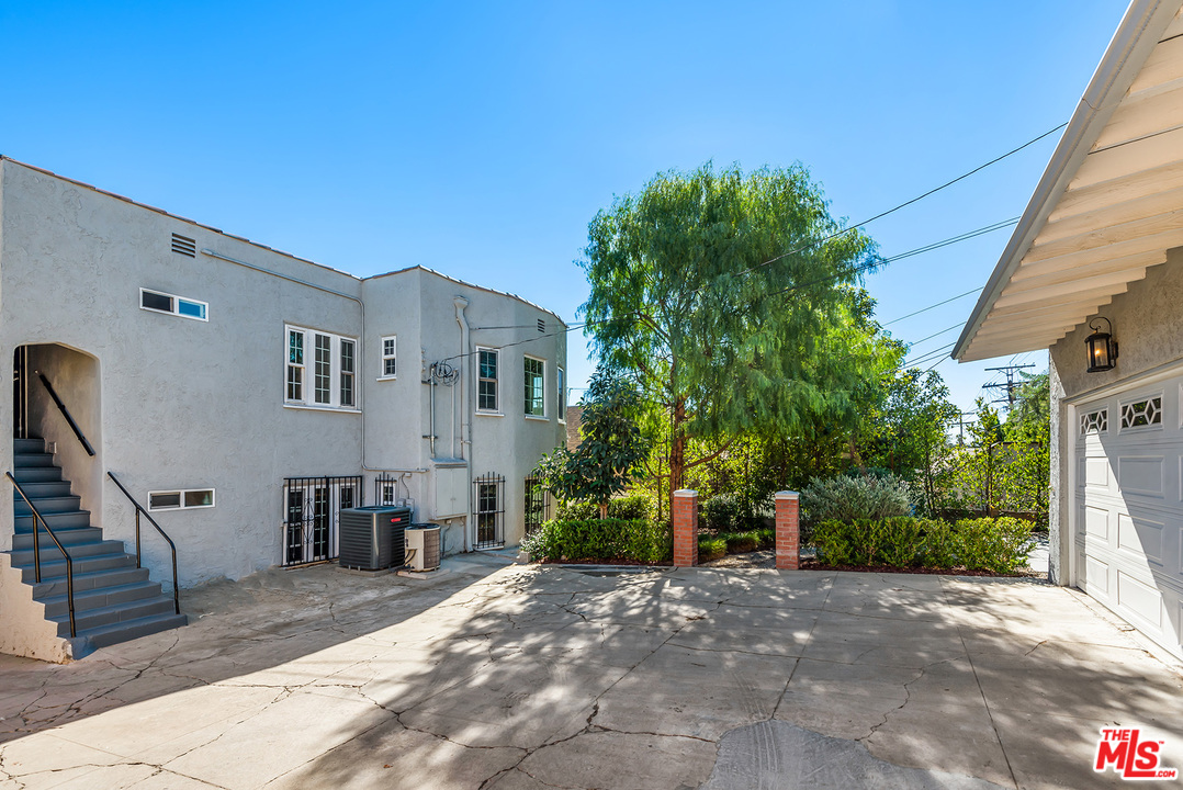 1307 South Rimpau Boulevard Los Angeles, CA 90019 - Photo 44 of 54