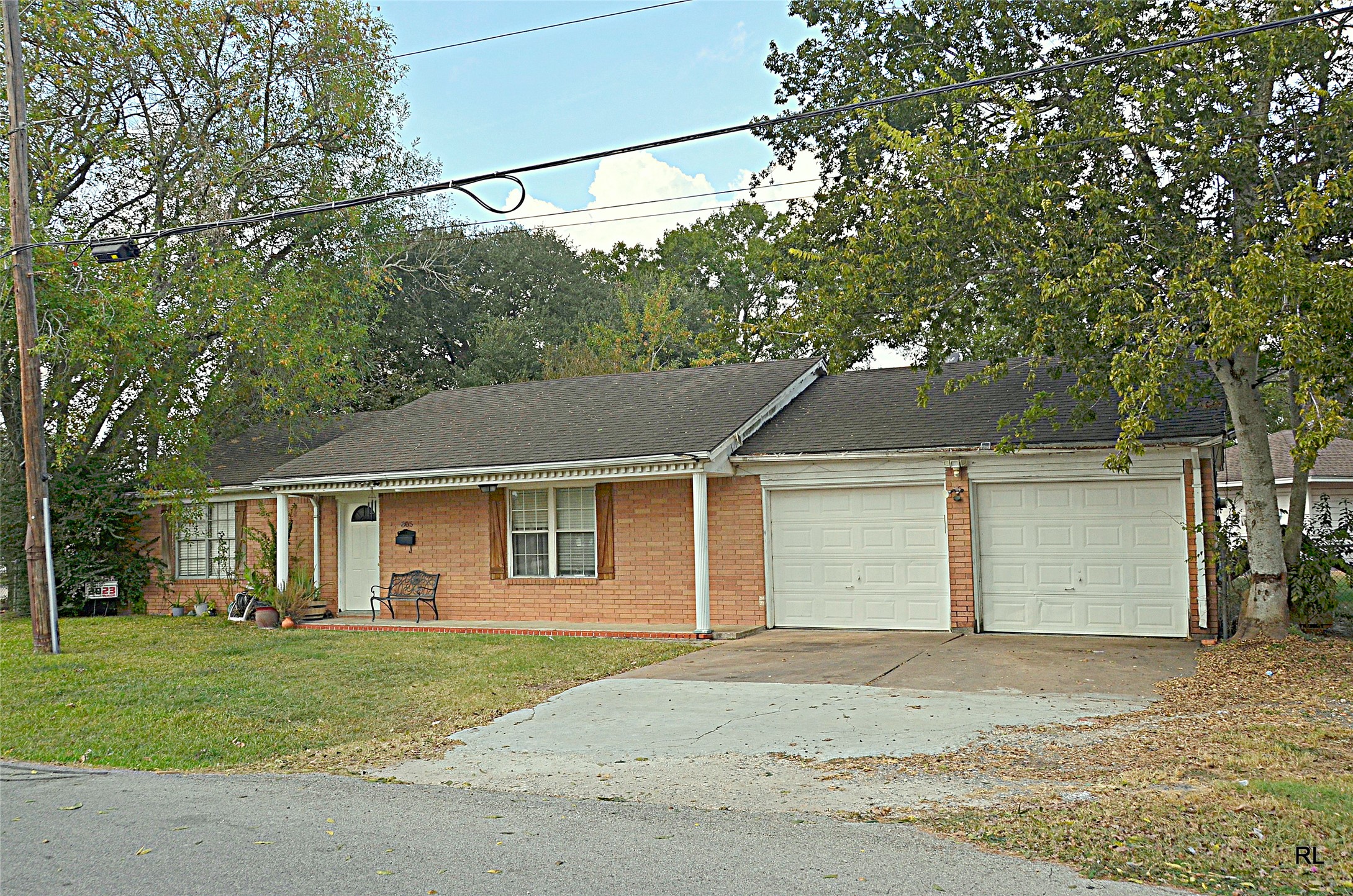 805 Avenue J Rosenberg, TX 77471 - Photo 1 of 22 front view of a house with a yard
