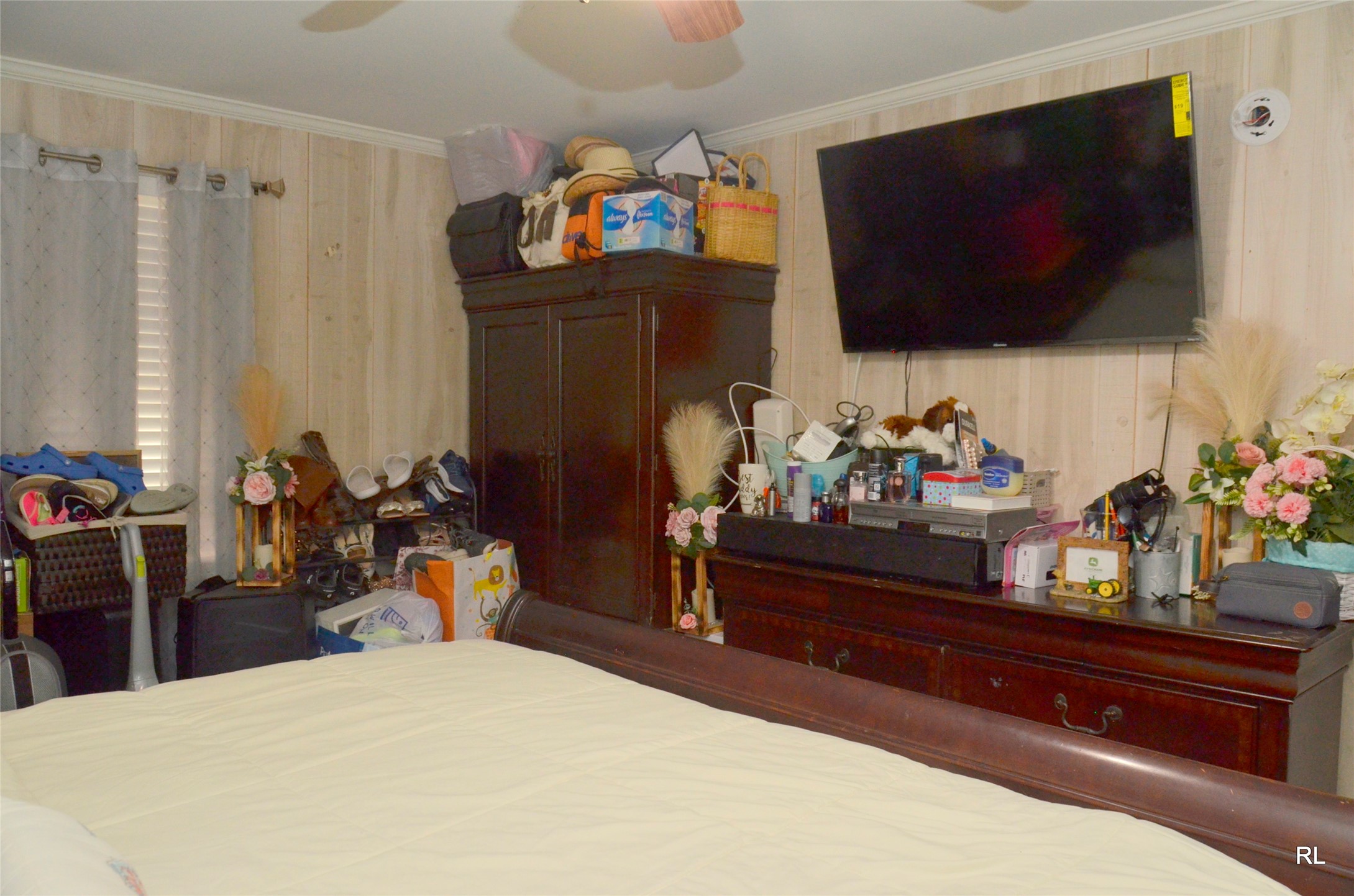 805 Avenue J Rosenberg, TX 77471 - Photo 18 of 22 a bed room with a bed a television and a fish tank