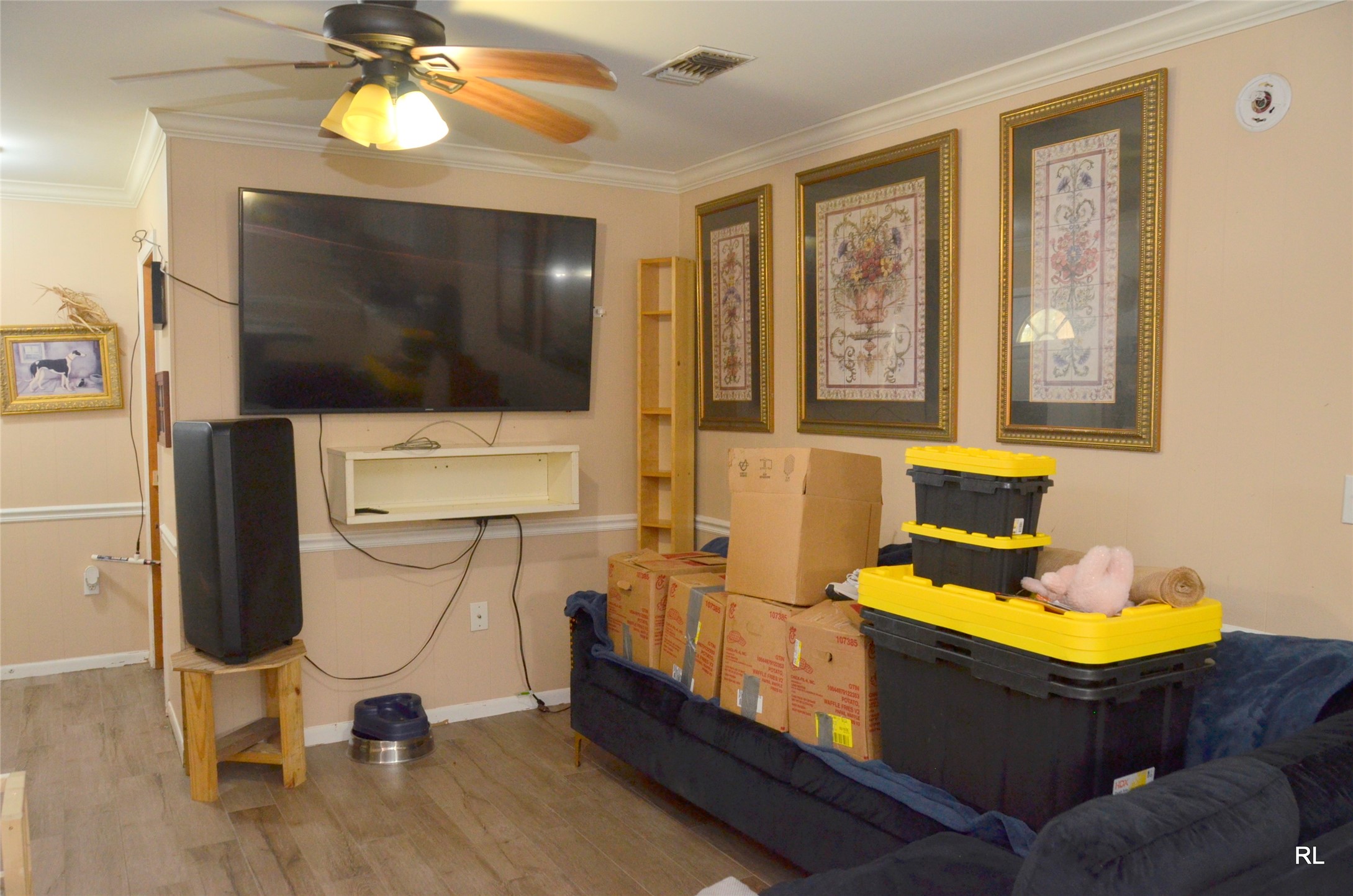 805 Avenue J Rosenberg, TX 77471 - Photo 10 of 22 a bathroom with a sink a mirror and a bathtub