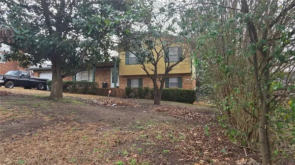 a view of a house with a yard