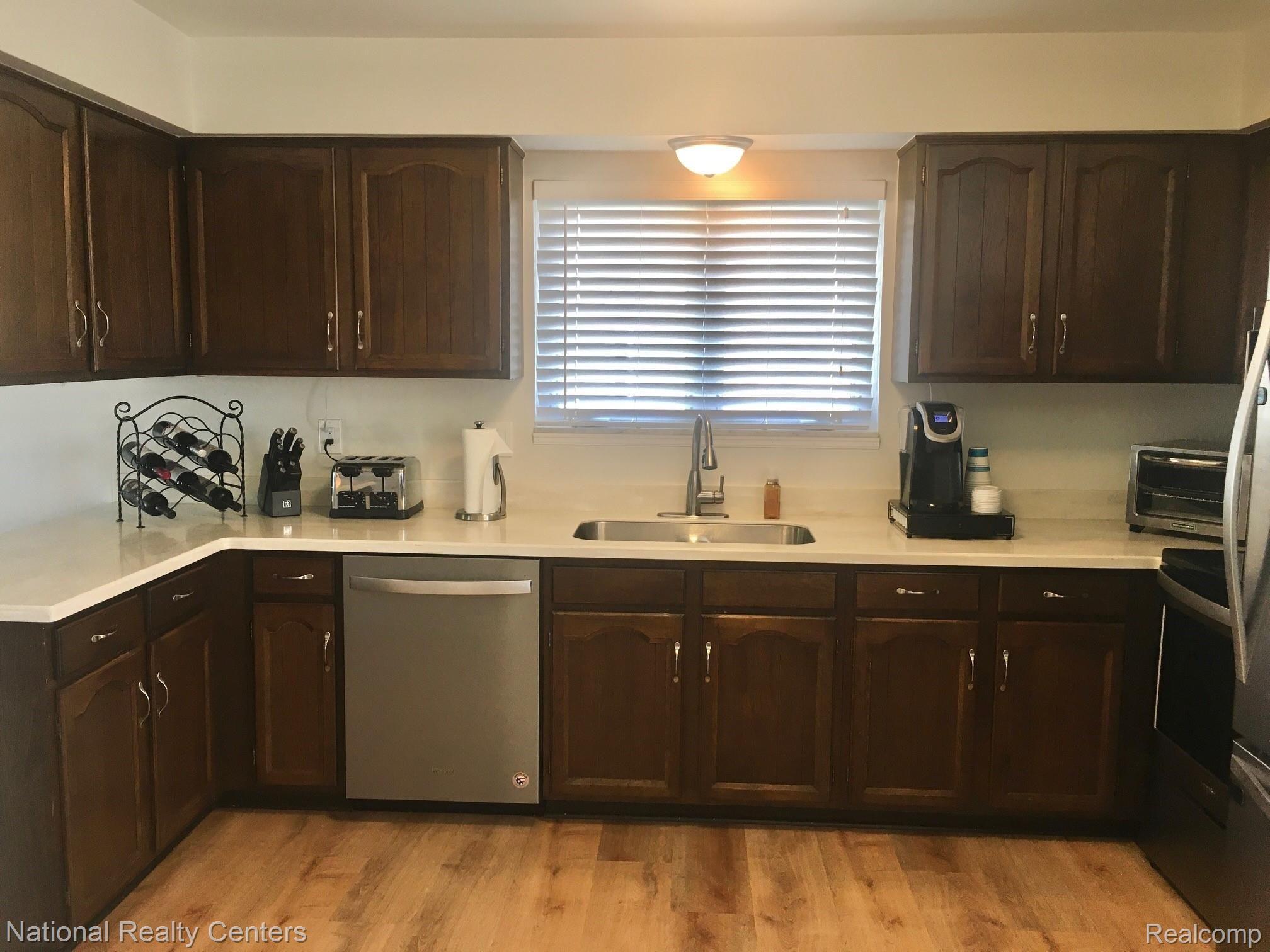 460 Coldiron Drive Rochester, MI 48307 - Photo 8 of 44 Open Kitchen with loads of counterspace