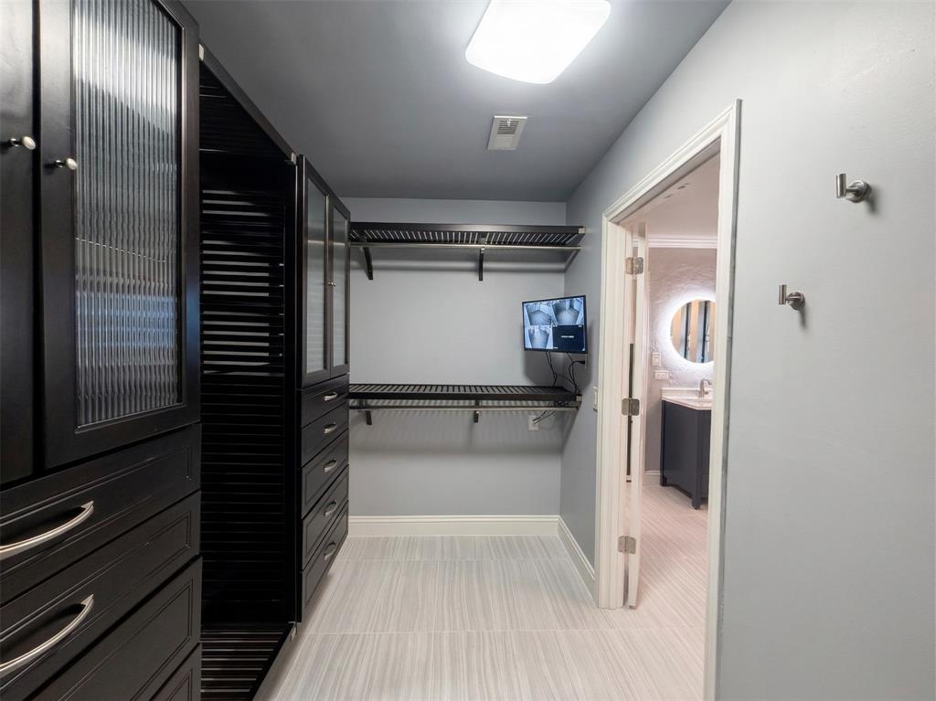 6524 Pheasant Run Road Plano, TX 75023 - Photo 21 of 40 CUSTOM STORAGE PRIMARY BATHROOM