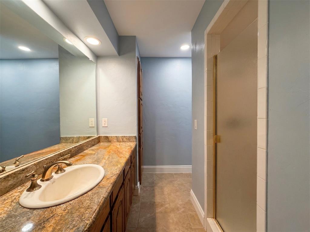 6524 Pheasant Run Road Plano, TX 75023 - Photo 29 of 40 DOWNSTAIRS FULL BATH WITH STANDING SHOWER