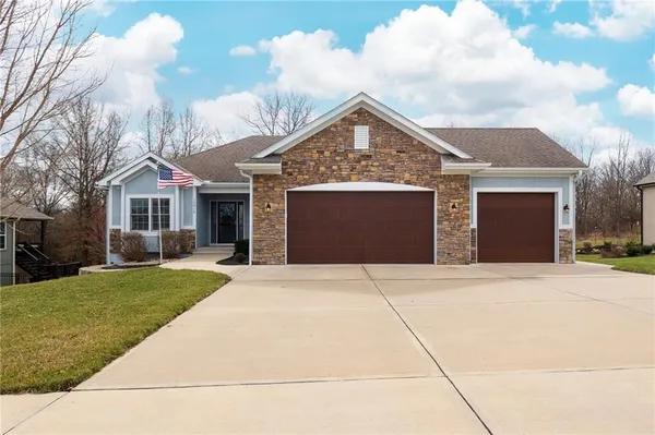 $580,000 | 12815 Hubbard Road, Kansas City, KS 66109