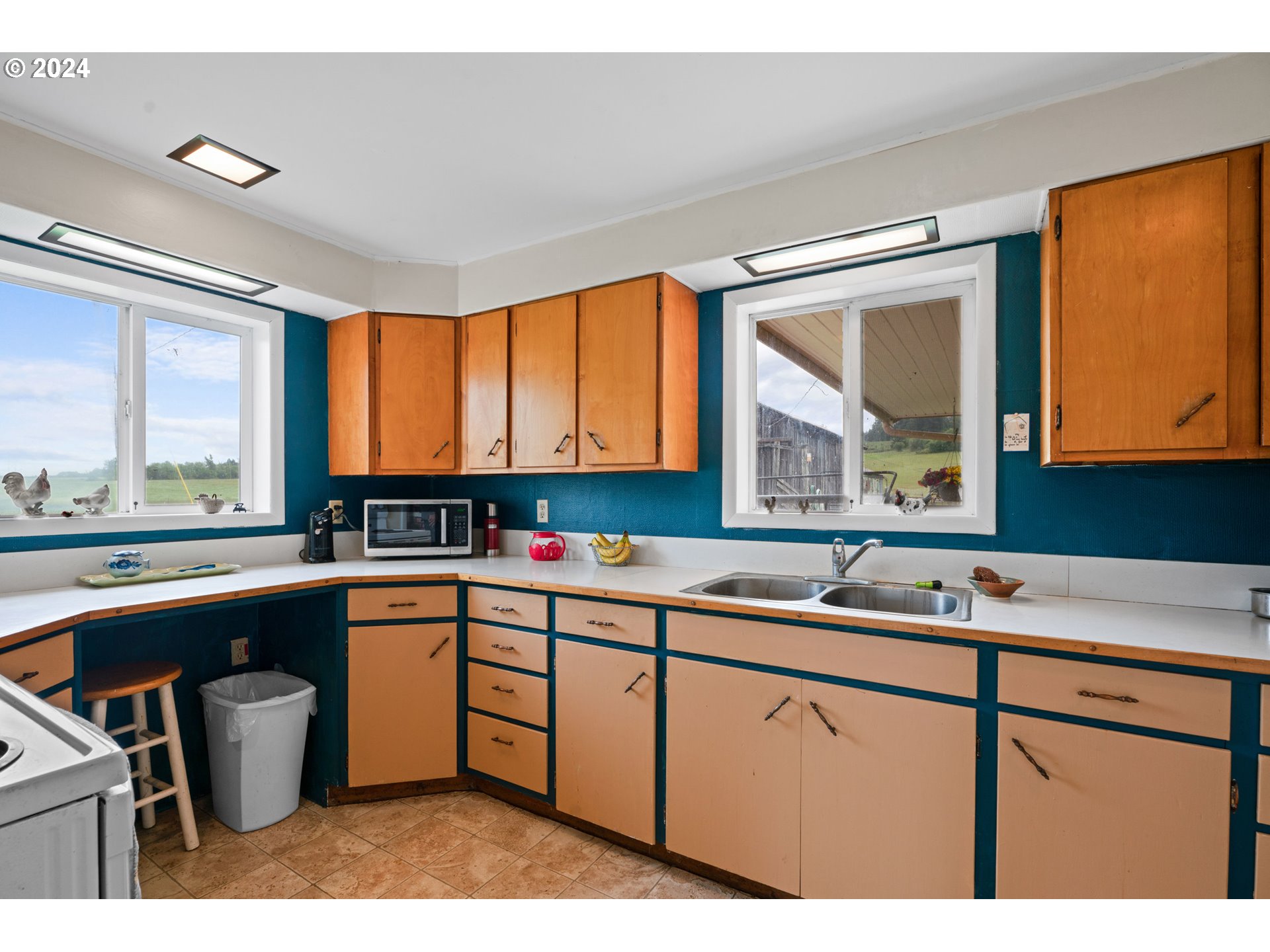 11010 South Township Road Canby, OR 97013 - Photo 13 of 41 a kitchen with a sink stove and cabinets