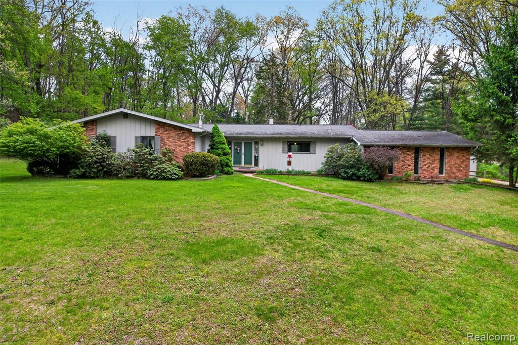 10467 Mcgregor Road Pinckney, MI 48169 - Photo 2 of 33 Gallery Image 2