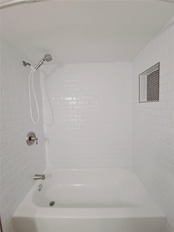 627 Valley View Drive Allen, TX 75002 - Photo 15 of 22 a bathroom with a bathtub