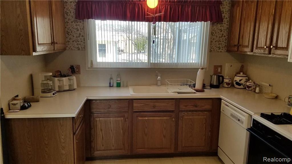 17951 Airport Road Fraser, MI 48026 - Photo 6 of 20