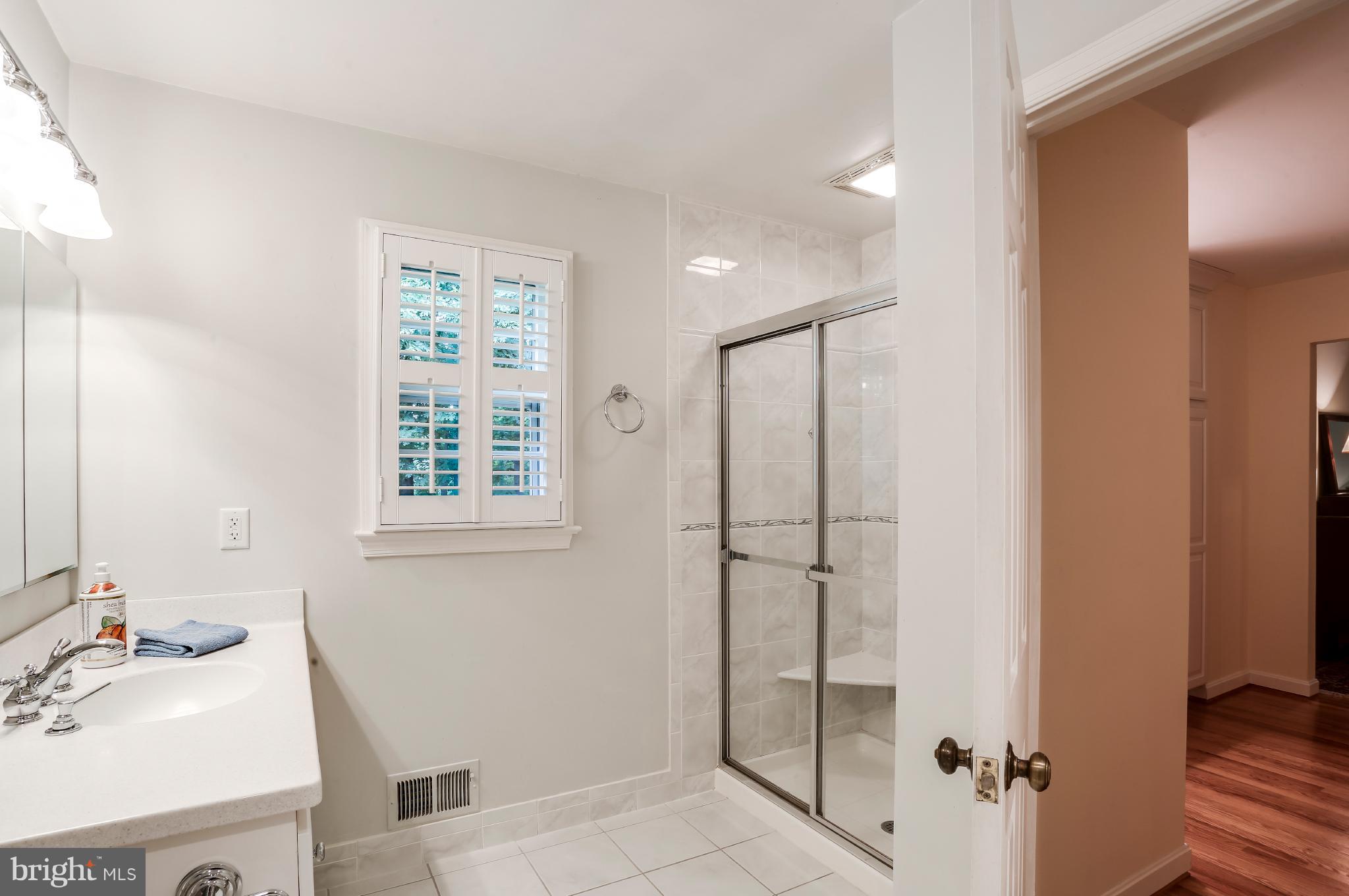 7113 Rivers View Court Columbia, MD 21044 - Photo 16 of 27 Master bath w/separate shower