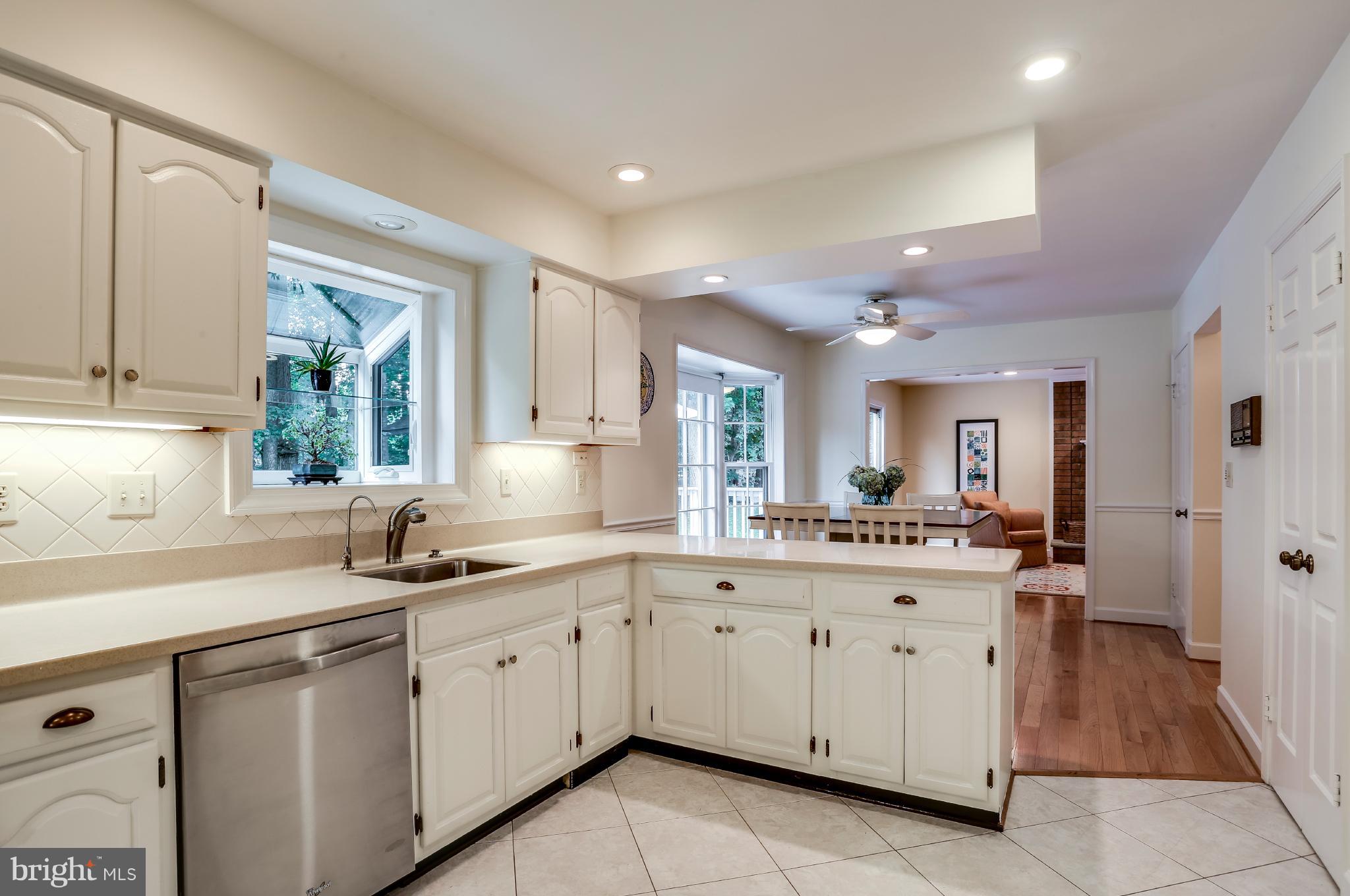 7113 Rivers View Court Columbia, MD 21044 - Photo 9 of 27 Kitchen w/Corian Countertops