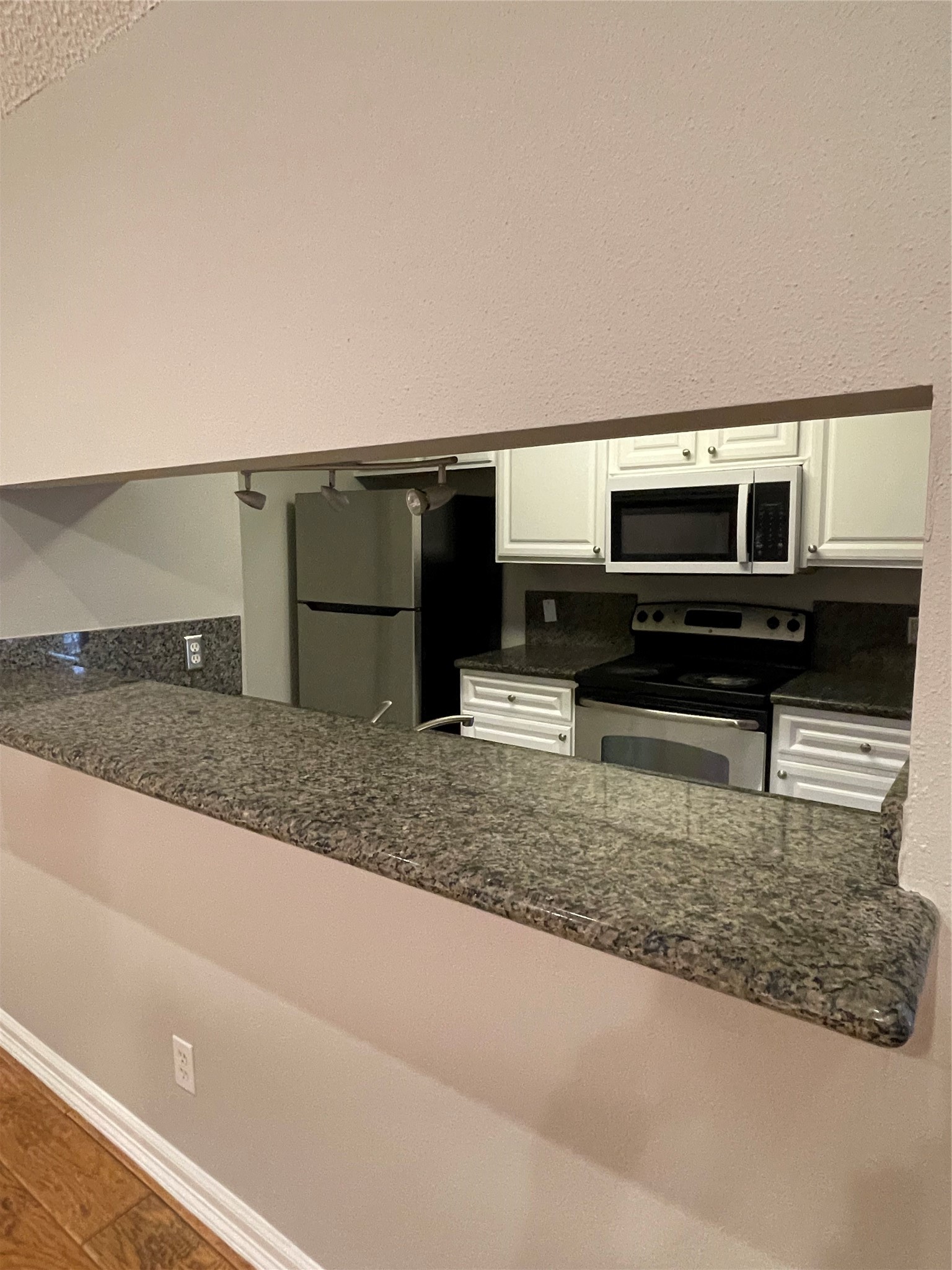 6601 Sands Point Drive, Unit 63 Houston, TX 77074 - Photo 5 of 18 a living room with a couch and a sink