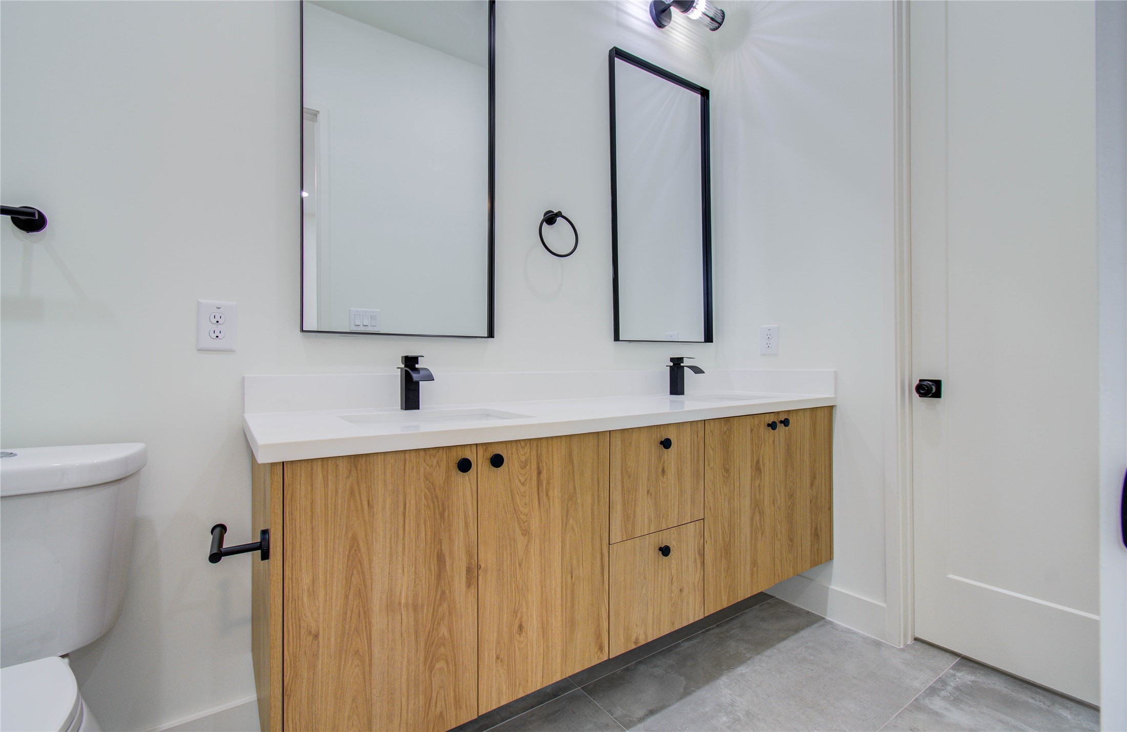 1815 McKee Street, Unit 1 Houston, TX 77009 - Photo 22 of 25 a bathroom with a double vanity sink and a mirror