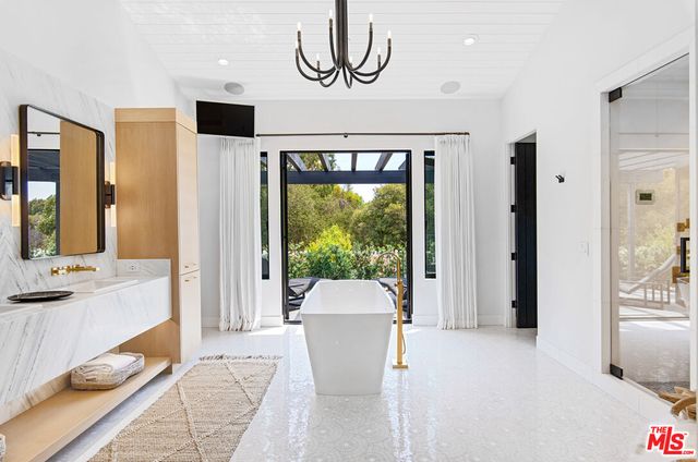 $10,712,000 | 6530 Zuma View Place, Malibu, CA 90265