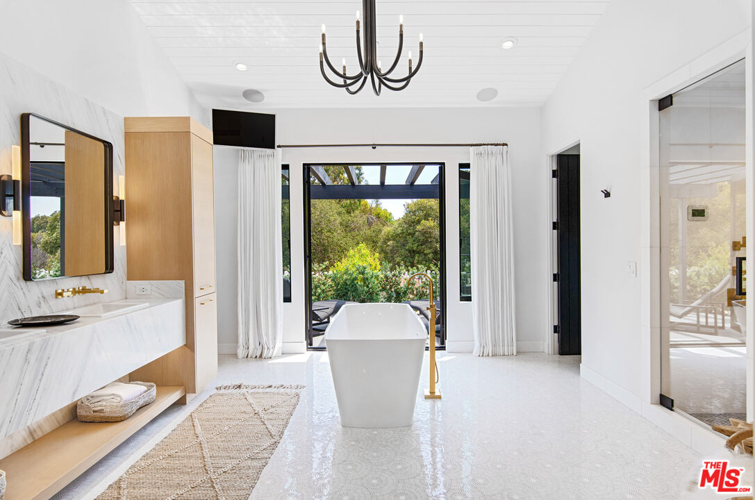 6530 Zuma View Place Malibu, CA 90265 - Photo 13 of 30