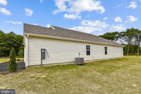 a house view with backyard space