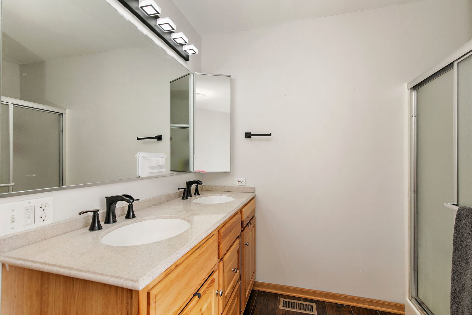 1335 Deerpath Road Aurora, IL 60506 - Photo 18 of 38