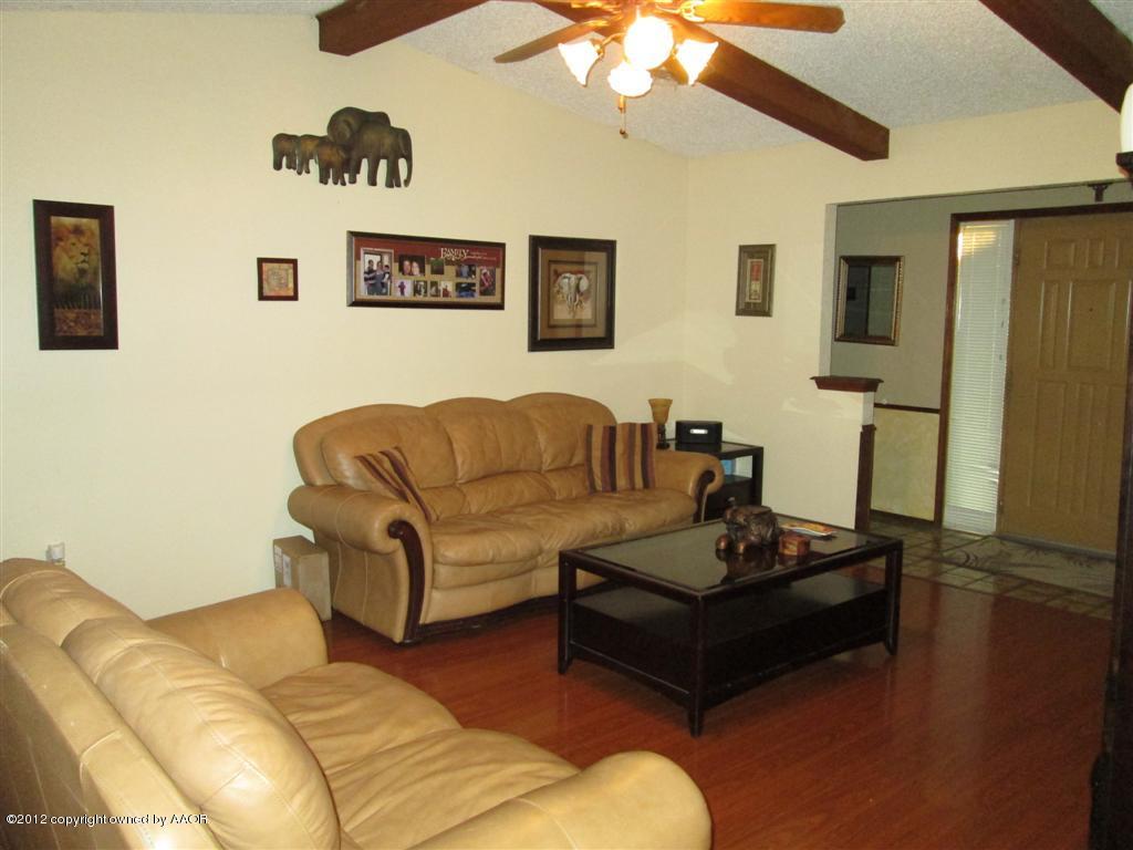 6113 Rutgers Street Amarillo, TX 79109 - Photo 3 of 19 Living Room
