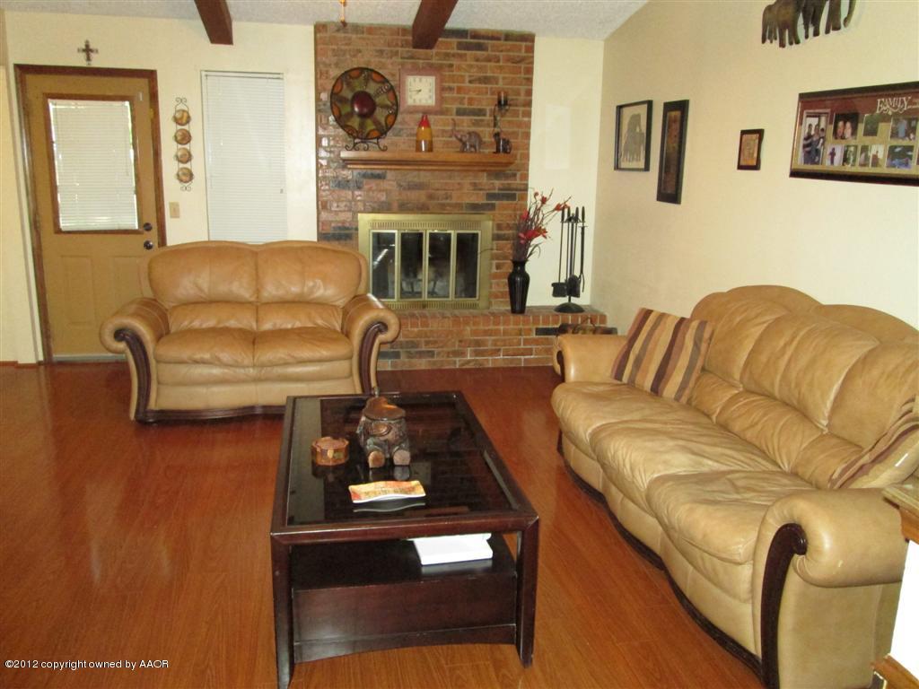 6113 Rutgers Street Amarillo, TX 79109 - Photo 4 of 19 Living Room