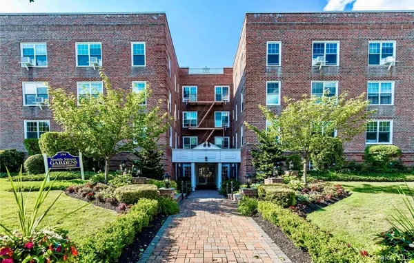 $260,000 | 194 Smith Street, Unit 3E, Freeport, NY 11520