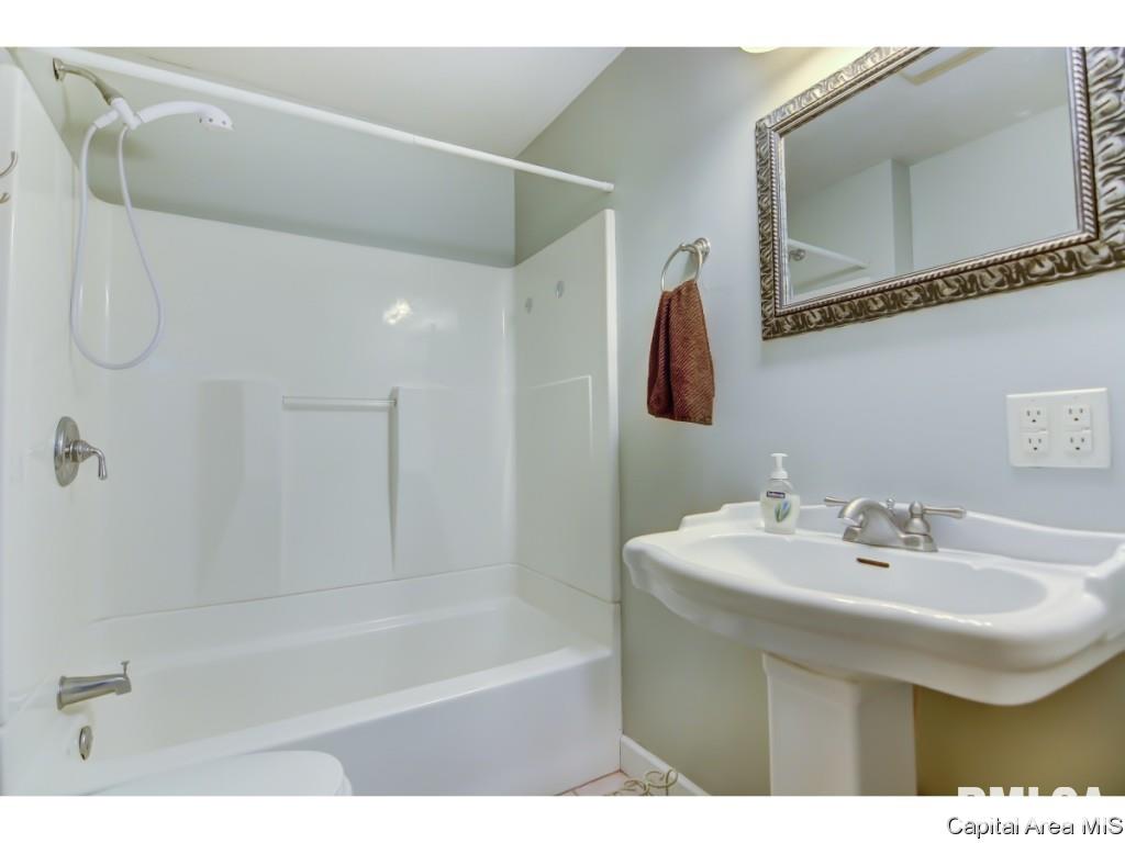 2106 East Hood Street Springfield, IL 62703 - Photo 18 of 28 Gallery Image 18
