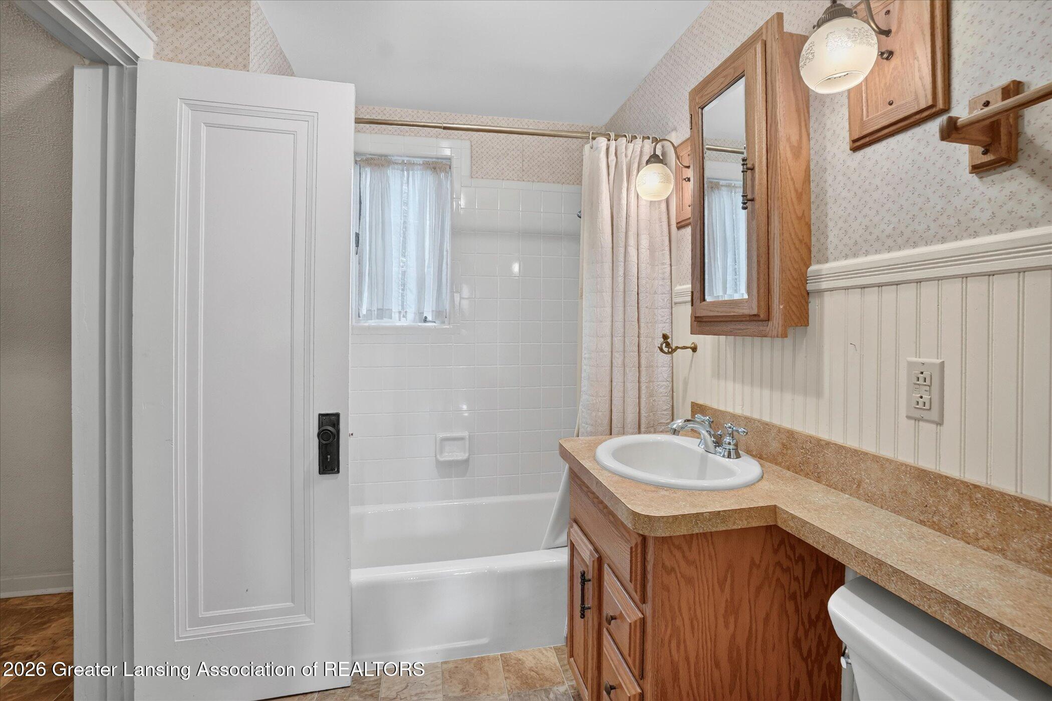 1716 Tecumseh River Road Lansing, MI 48906 - Photo 30 of 51 Level 2 Full Bath