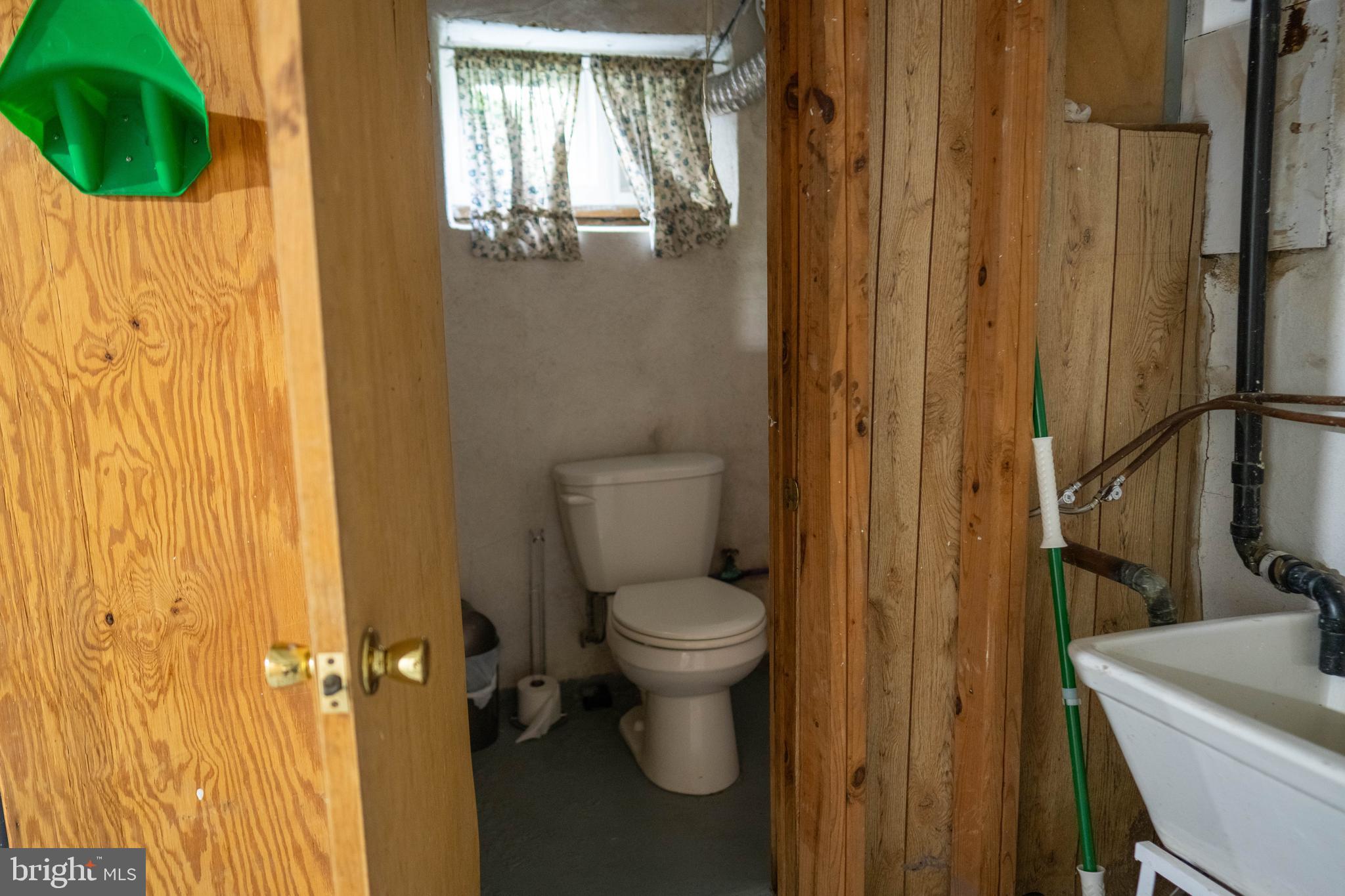 8 Oakley Road Upper Darby, PA 19082 - Photo 20 of 25 1/2 bath in basement