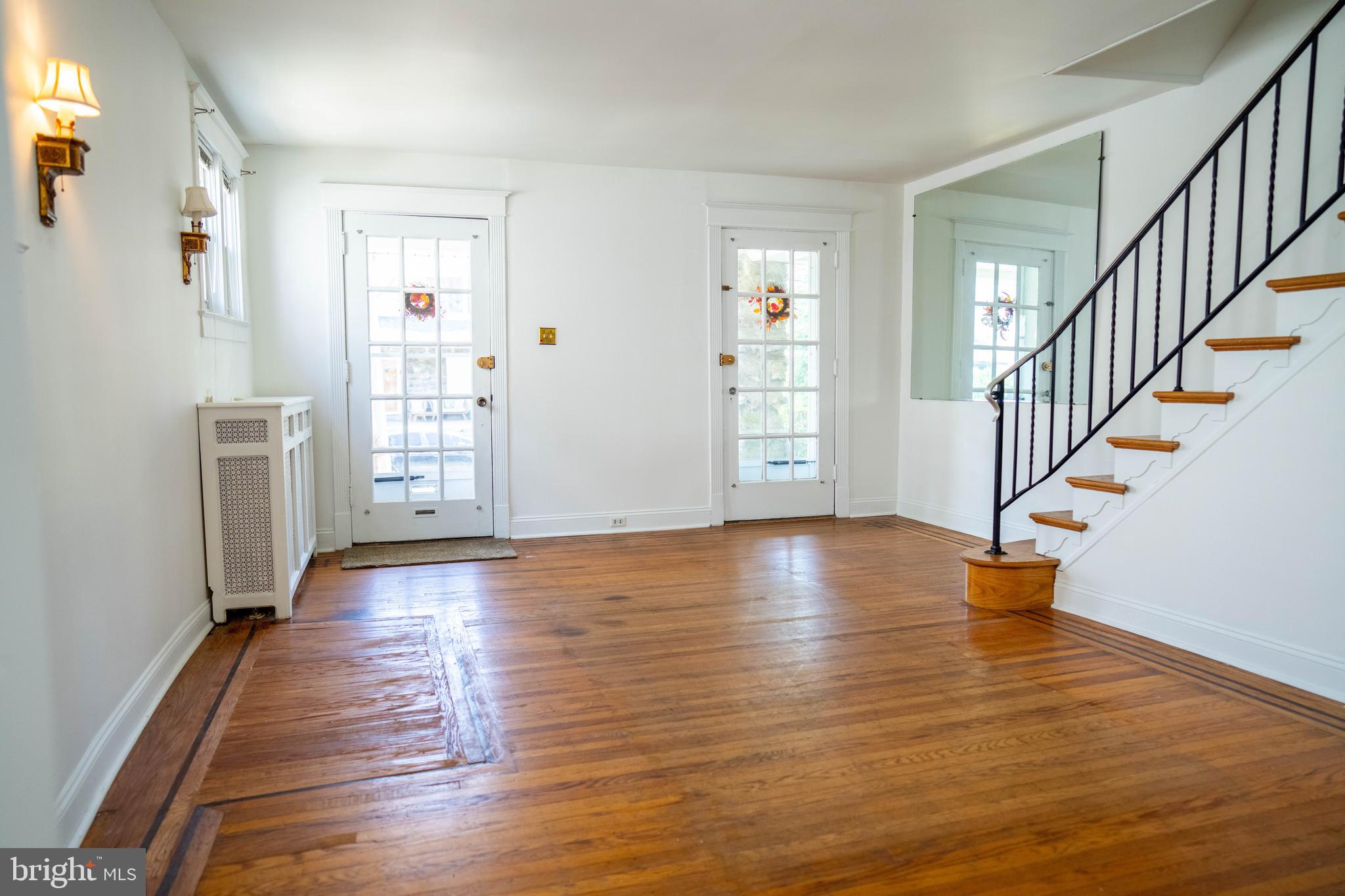 8 Oakley Road Upper Darby, PA 19082 - Photo 5 of 25 Living Room