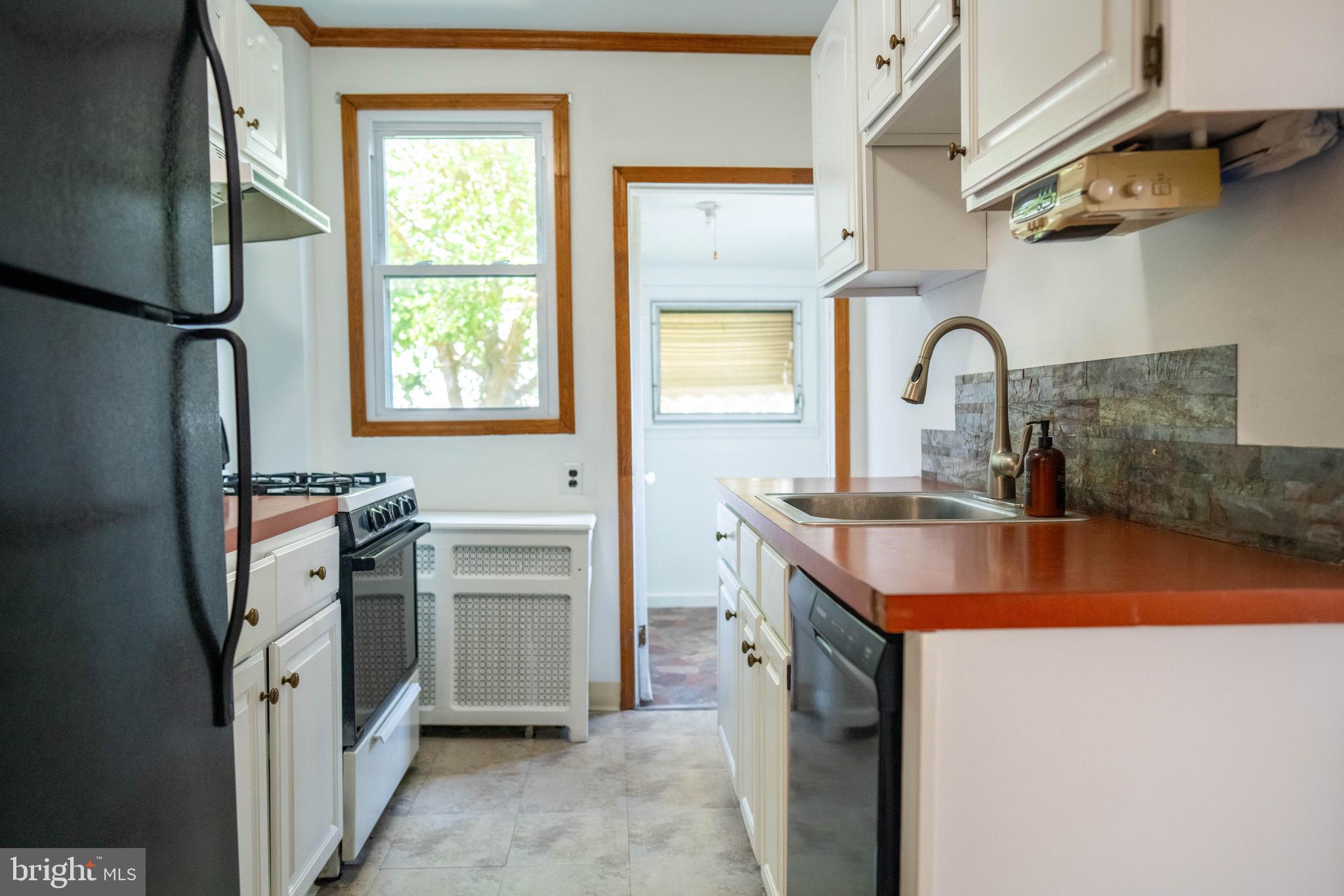 8 Oakley Road Upper Darby, PA 19082 - Photo 8 of 25 Kitchen