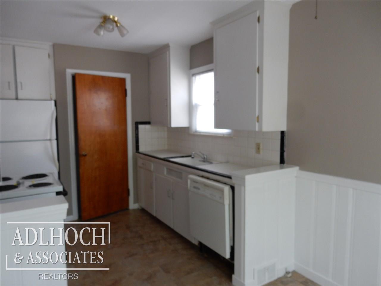2064 Roslyn Road Grosse Pointe Woods, MI 48236 - Photo 4 of 16