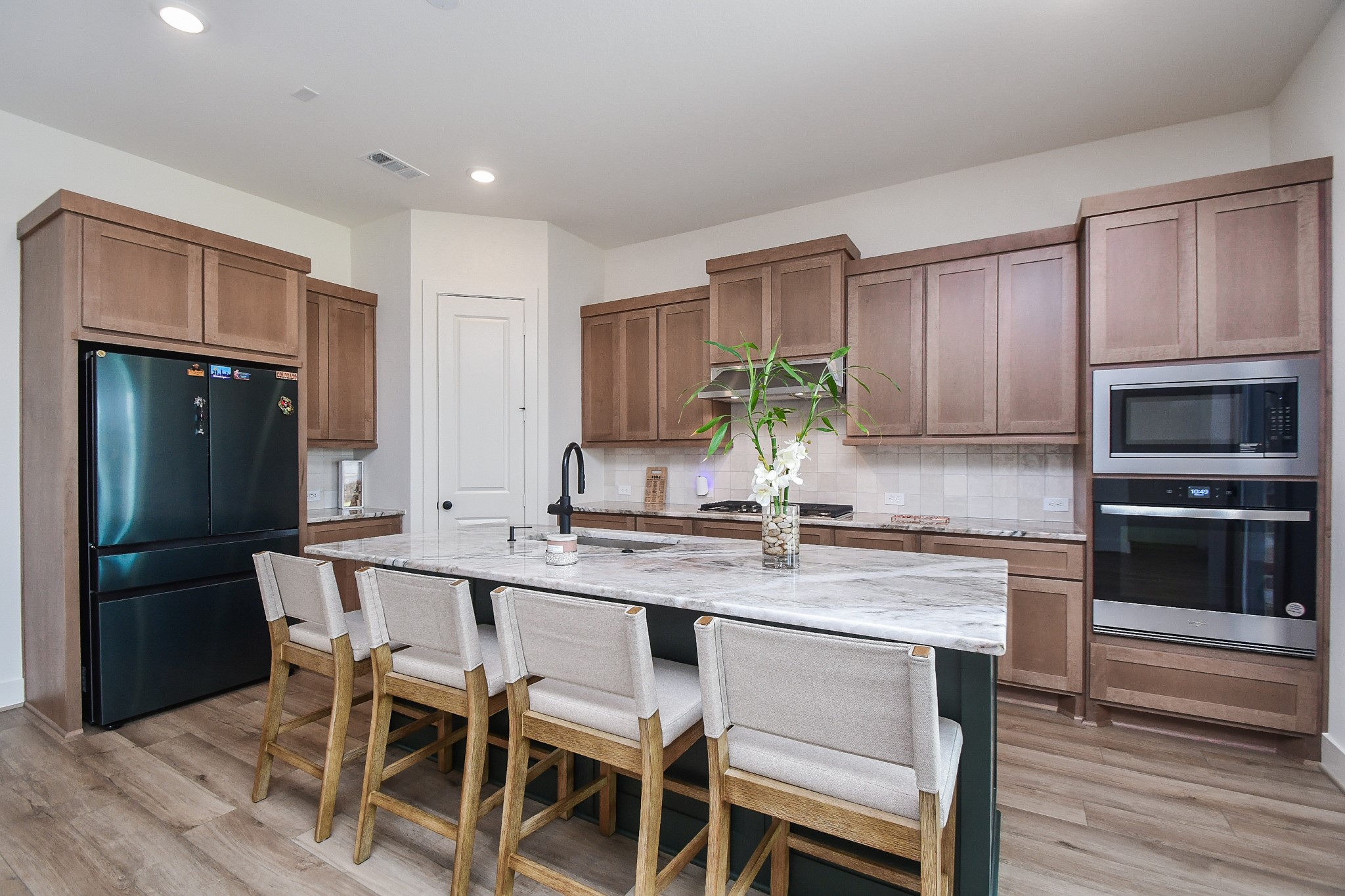 31915 Sky Rdg Lane Fulshear, TX 77441 - Photo 20 of 38 Discover a kitchen that combines convenience and timeless style with its elegant cabinetry, sleek stainless steel appliances, and spacious layout, perfect for modern living.