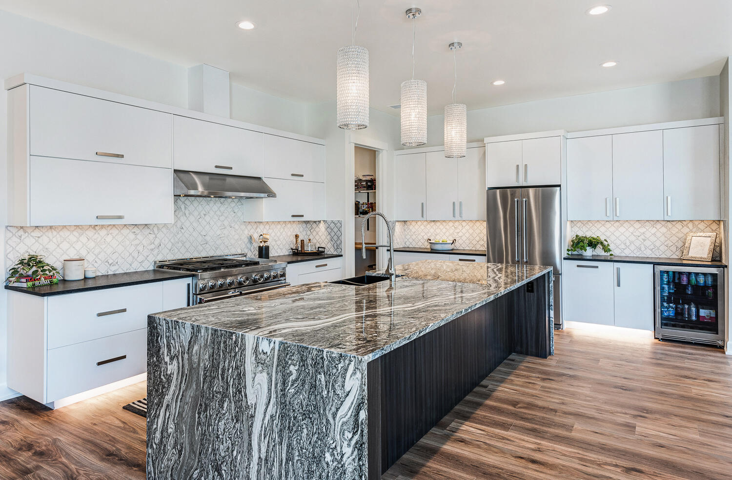 64790 Hunnell Road Bend, OR 97703 - Photo 17 of 50 Kitchen Island