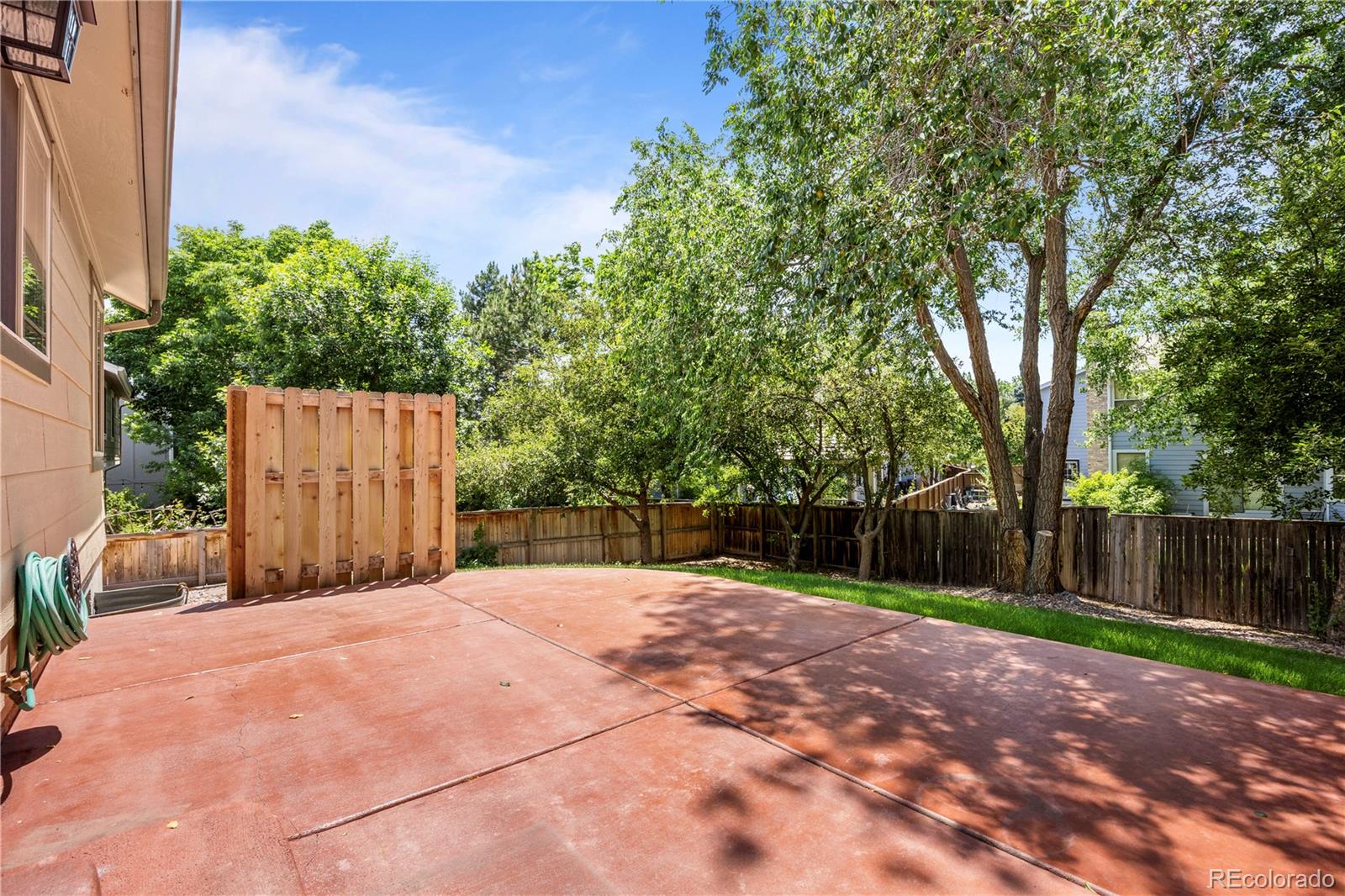 8725 Meadowlark Circle Highlands Ranch, CO 80126 - Photo 34 of 40 a backyard of a house with lots of green space