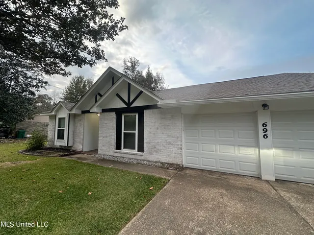 $2,000 | 696 Apuwai Place, Diamondhead, MS 39525