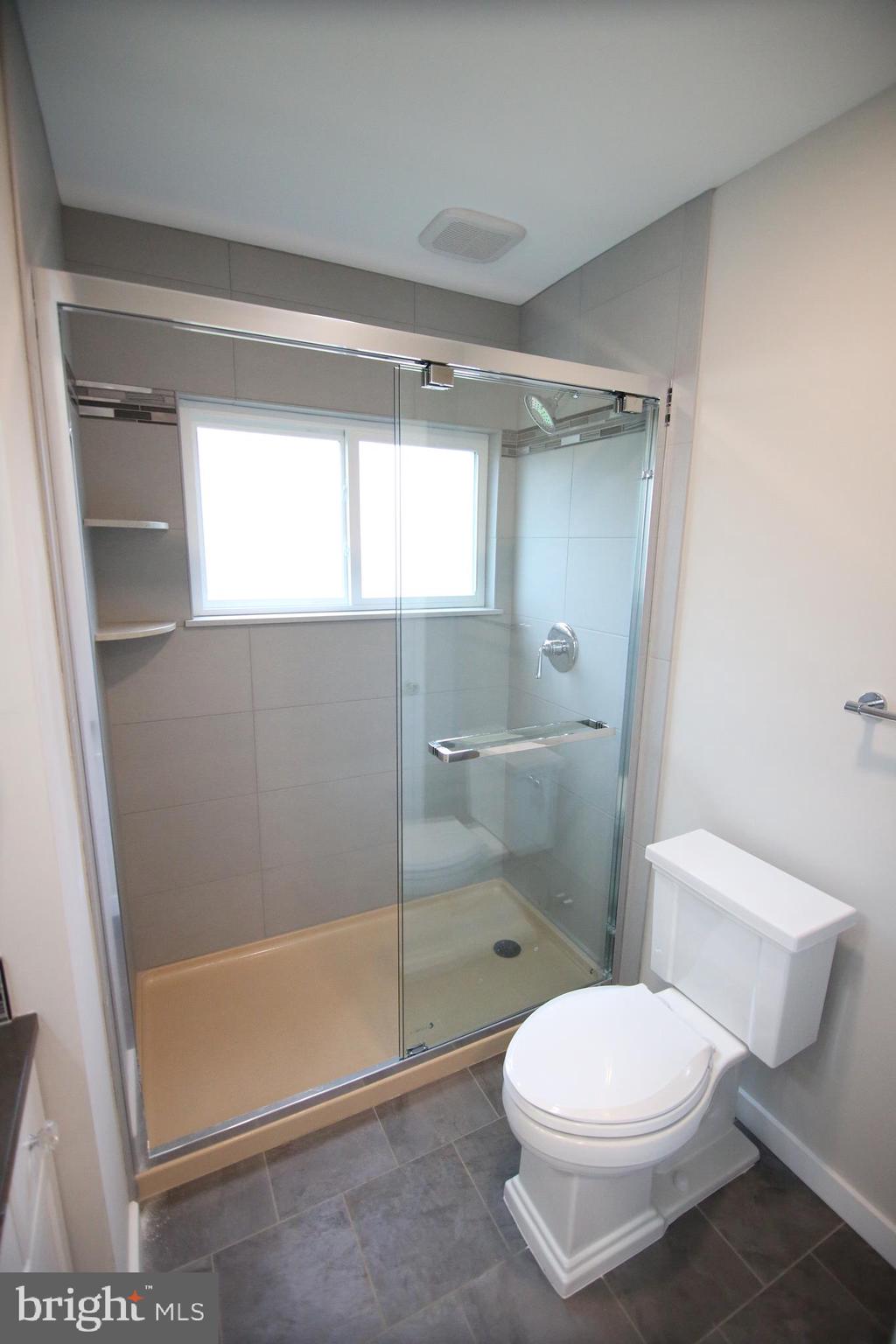 33 High Road Levittown, PA 19056 - Photo 25 of 43 First Level Full Bath