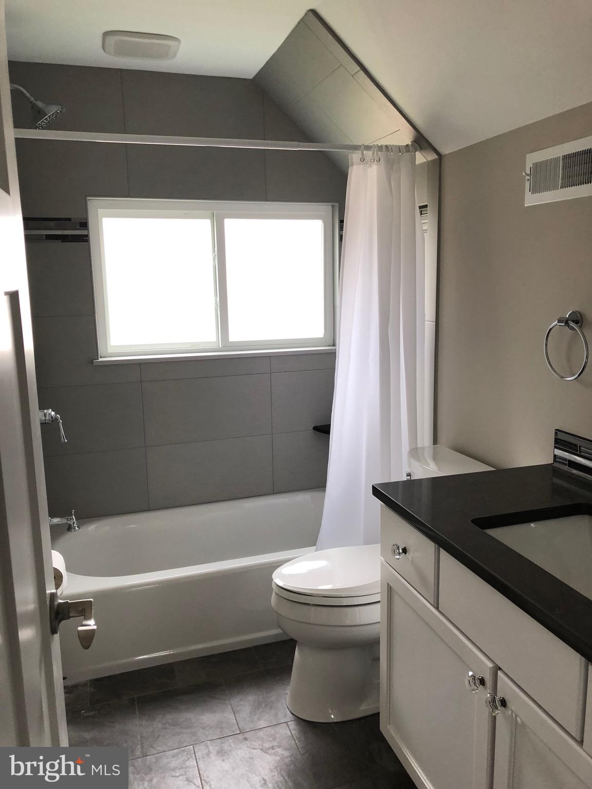 33 High Road Levittown, PA 19056 - Photo 29 of 43 Upper Level Full bath w privacy glass window