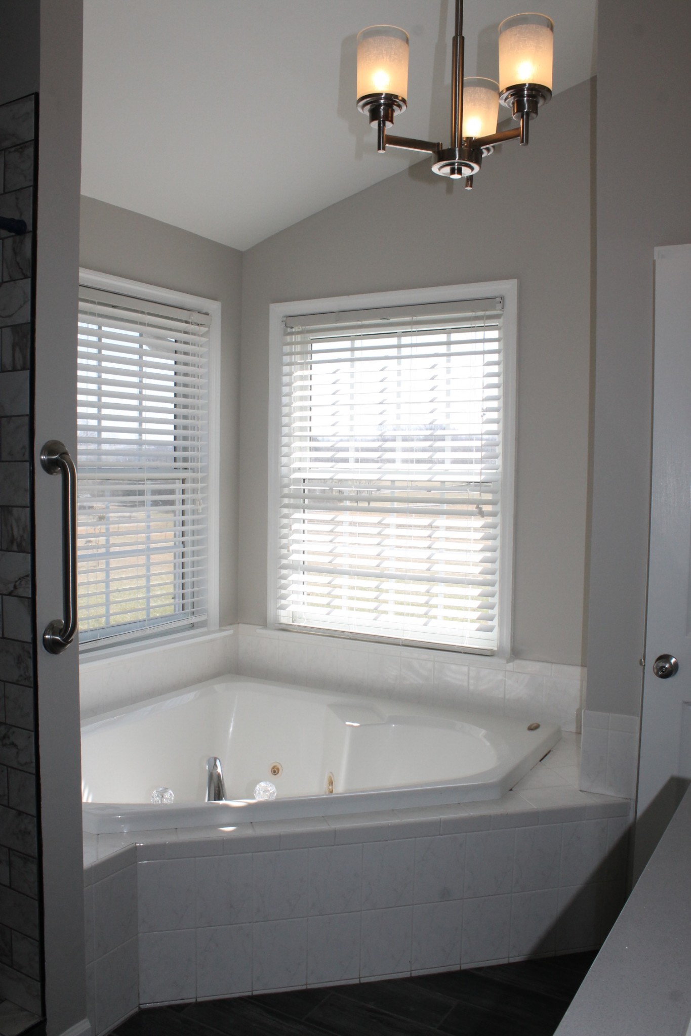 3418 Pinson School Road Springfield, TN 37172 - Photo 22 of 32 a bathroom with bathtub and window