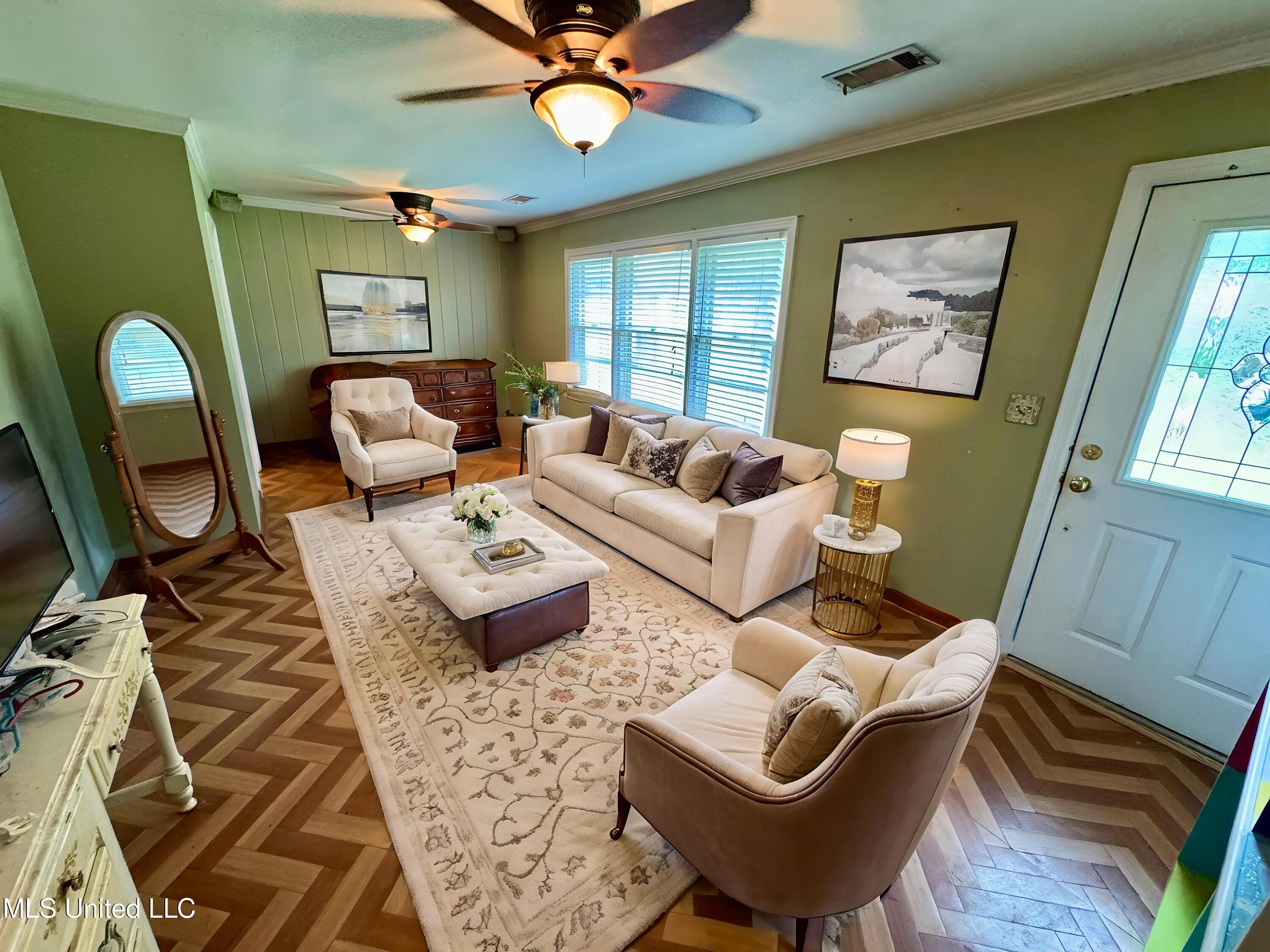 1103 North Yale Street Cleveland, MS 38732 - Photo 2 of 19 IMG_3044 - Living Room - Luxury - 6