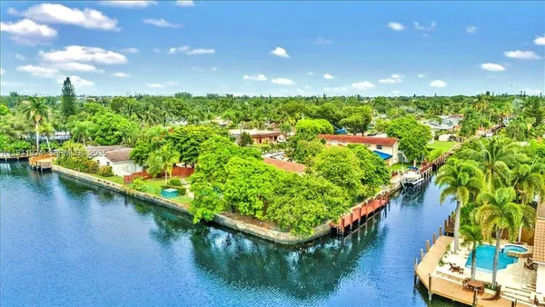 a view of a garden with lawn chairs