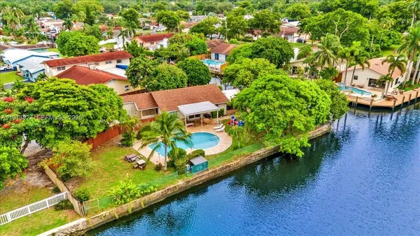 a view of a backyard with pathway
