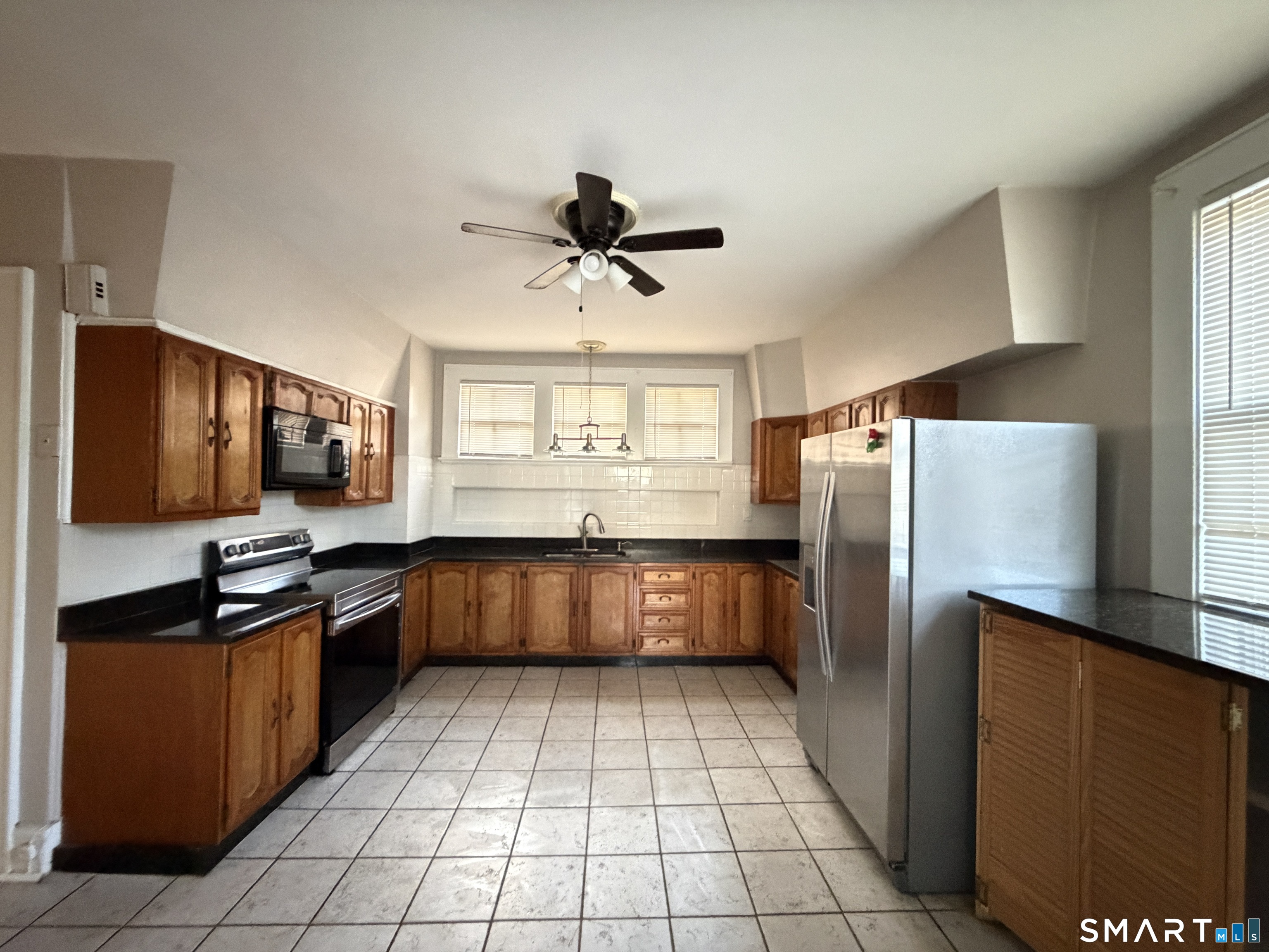 110 Coleman Street Bridgeport, CT 06604 - Photo 8 of 39