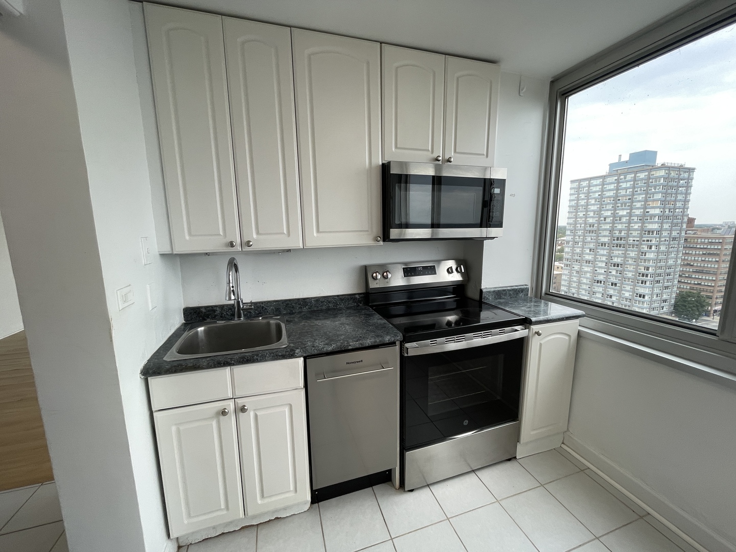5601 North Sheridan Road, Unit 14E Chicago, IL 60660 - Photo 2 of 16 Gallery Image 2