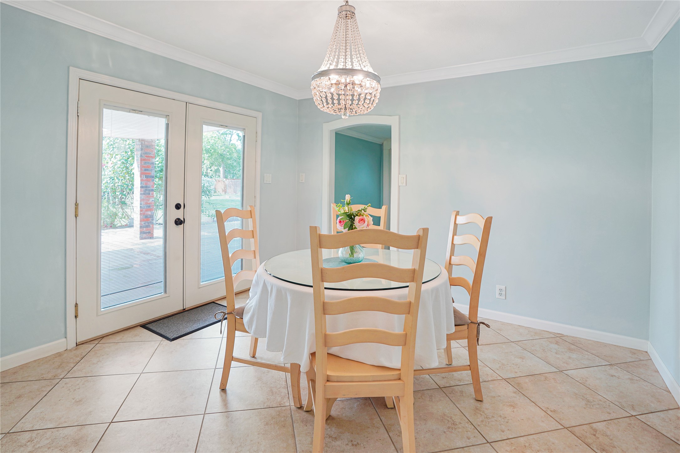 4920 Almeda Genoa Road Houston, TX 77048 - Photo 14 of 29 a dining room with furniture a chandelier and a rug