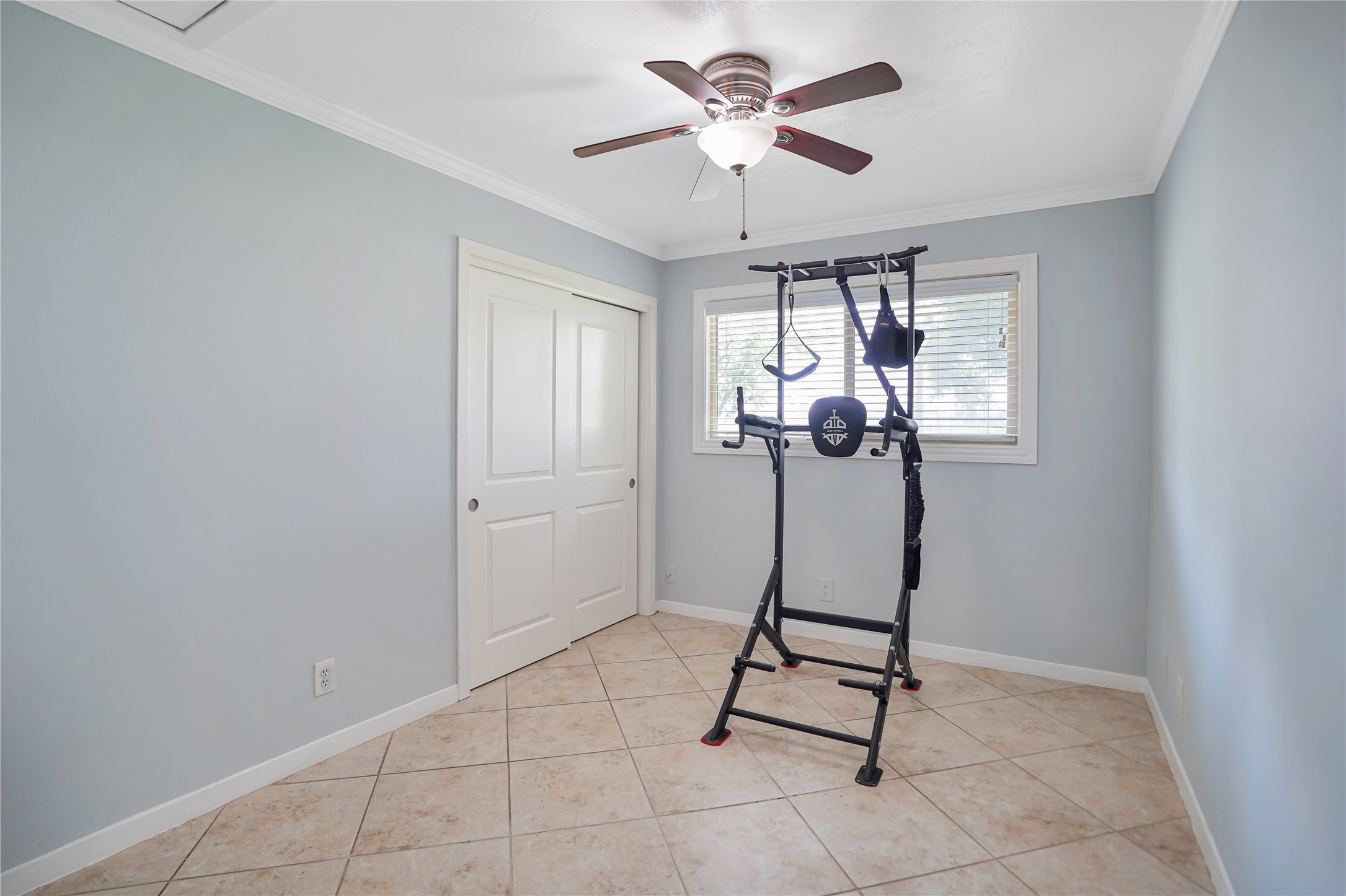 4920 Almeda Genoa Road Houston, TX 77048 - Photo 17 of 29 a view of a room with gym equipment and windows