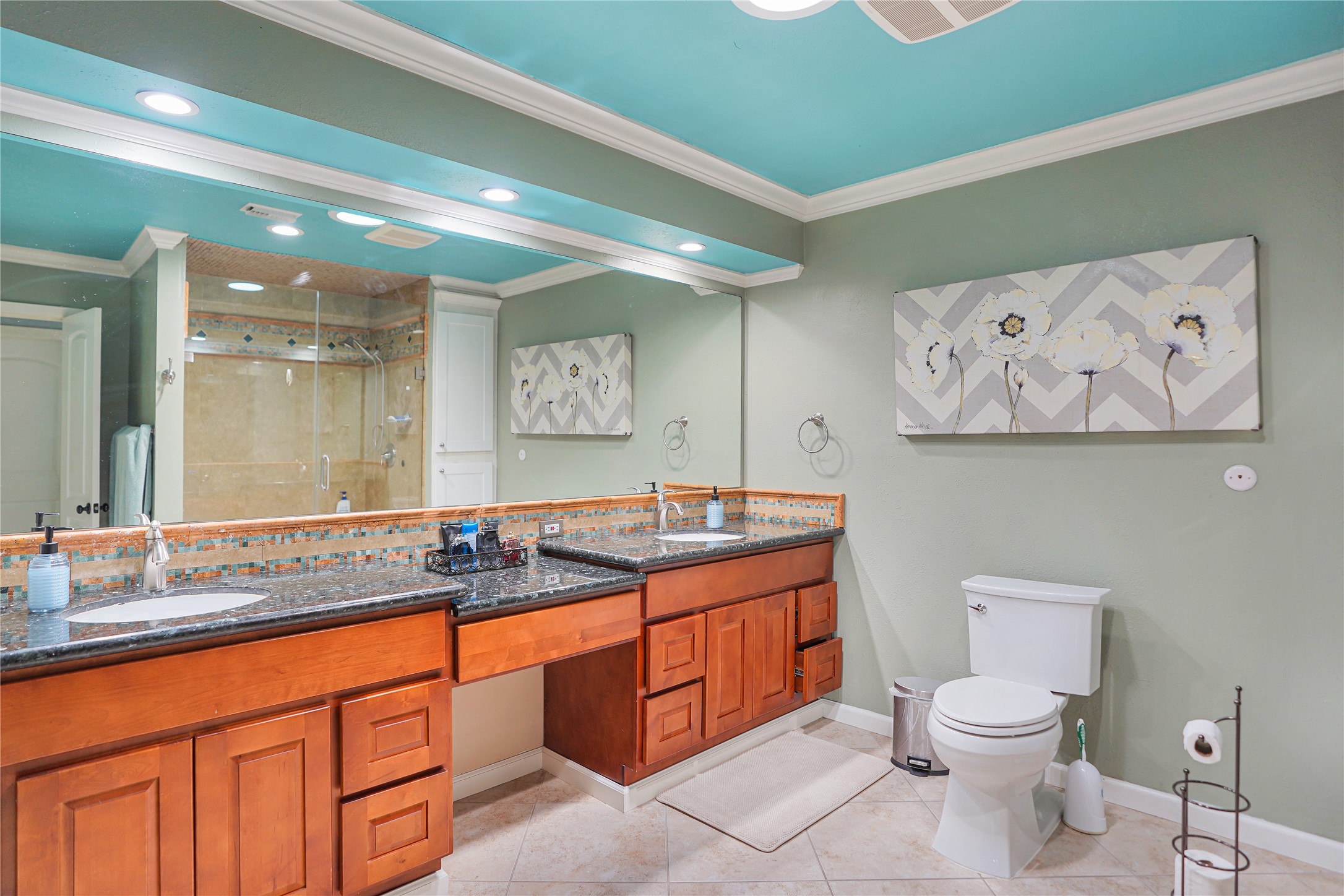 4920 Almeda Genoa Road Houston, TX 77048 - Photo 18 of 29 a spacious bathroom with a toilet sink and mirror