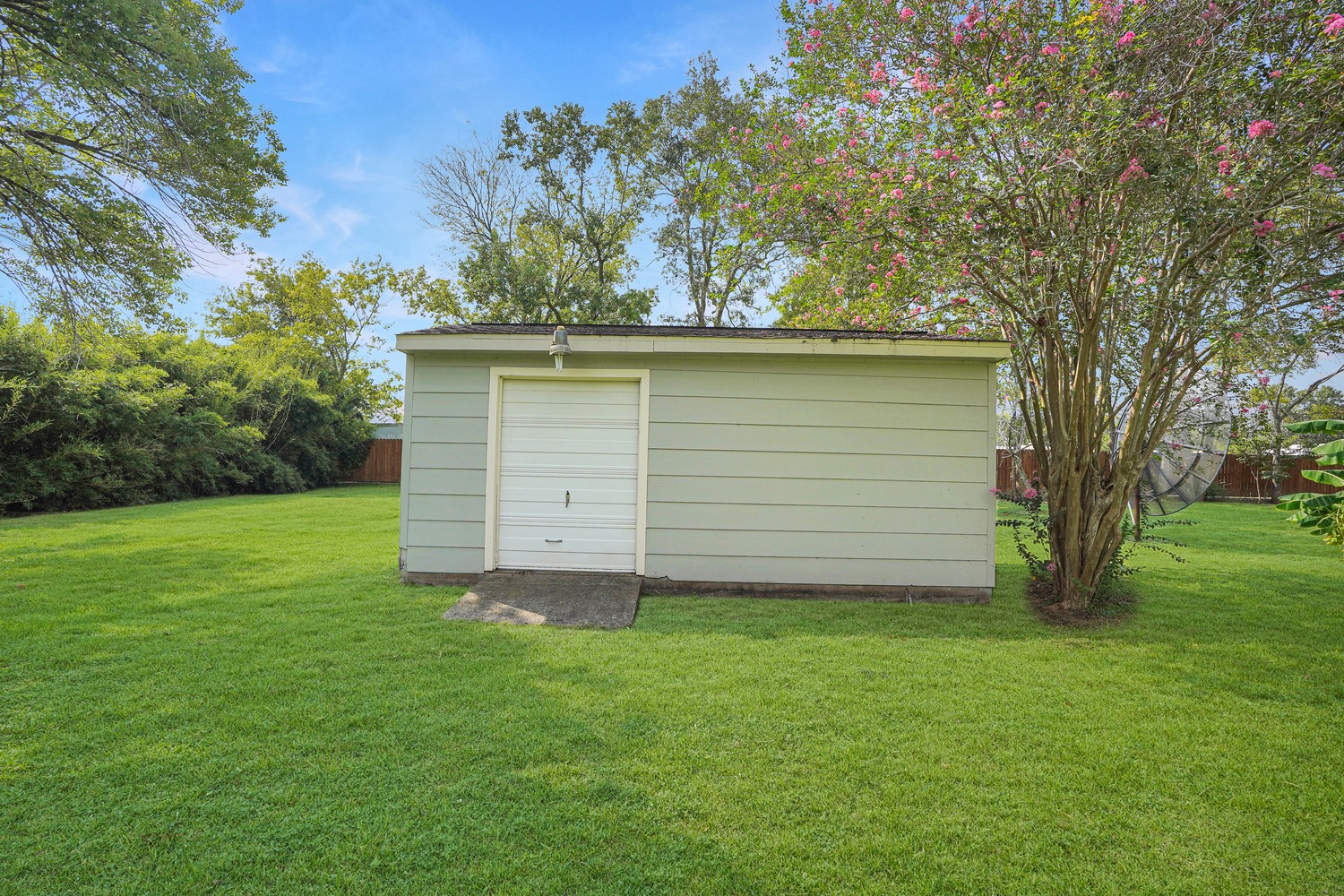 4920 Almeda Genoa Road Houston, TX 77048 - Photo 23 of 29 a view of a backyard